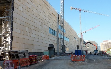 Fachada interior de "escamas" de piedra de marés