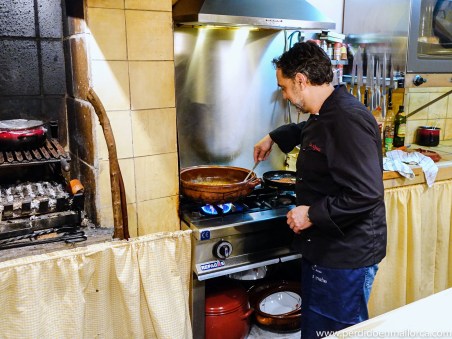 Ignasi cocinando